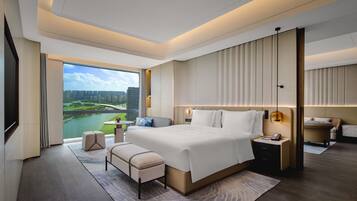 Suite, 1 Bedroom | In-room safe, desk, laptop workspace, blackout drapes