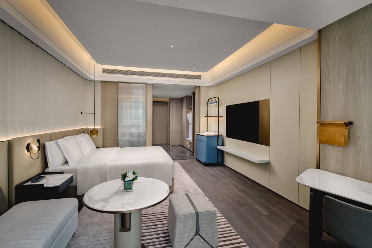 Standard Room, 1 King Bed, Accessible Bathtub, River View