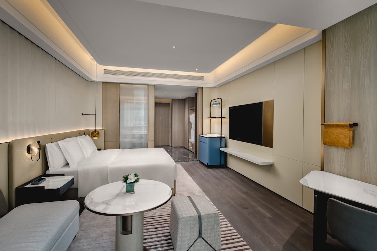 Standard Room, 1 King Bed, Accessible Bathtub, River View | In-room safe, desk, laptop workspace, blackout drapes