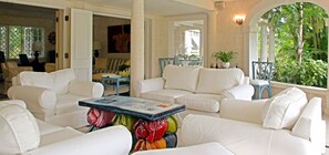 TV, DVD player - Villa Evergreen (Paynes Bay)