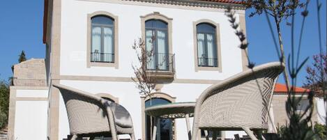 Vista frontal de la propiedad