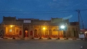 واجهة المنشأة - في المساء/الليل