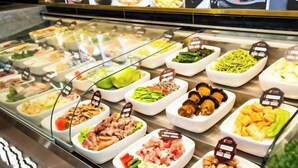 A buffet with various food options, including salads, meats, and vegetables. - Chuzhou King House Hotel. (Chuzhou)