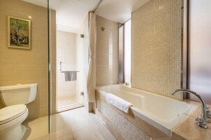Un baño moderno con inodoro, ducha y bañera.
