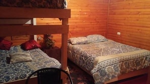 Habitación cuádruple clásica, para no fumadores | Muebles diferentes, wifi gratis y ropa de cama