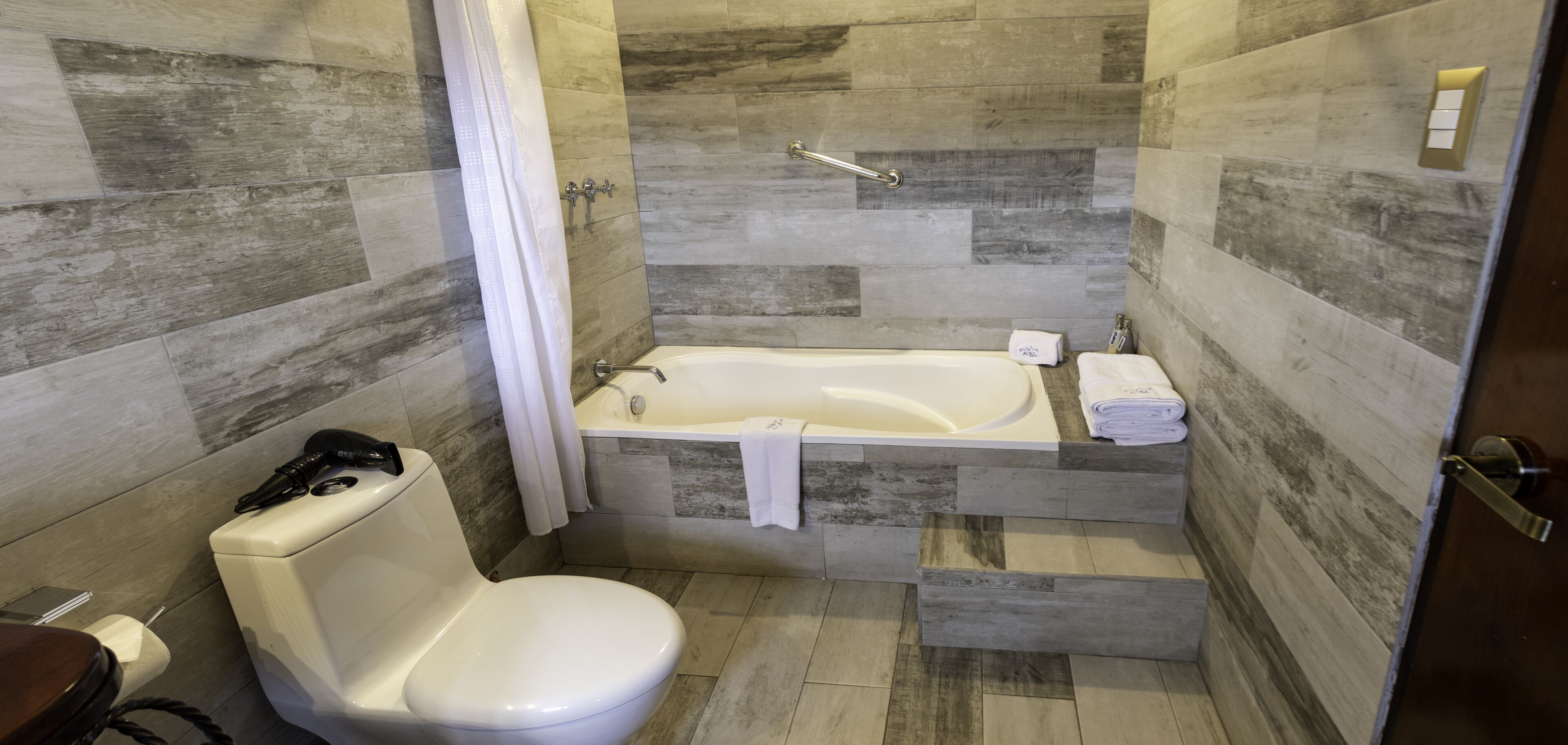 deluxe double room, bathtub | bathroom | bathtub, free toiletries, hair dryer, towels