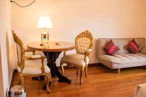 Quarto casal luxo, banheira | Lençóis italianos Frette, roupas de cama premium, cofres nos quartos