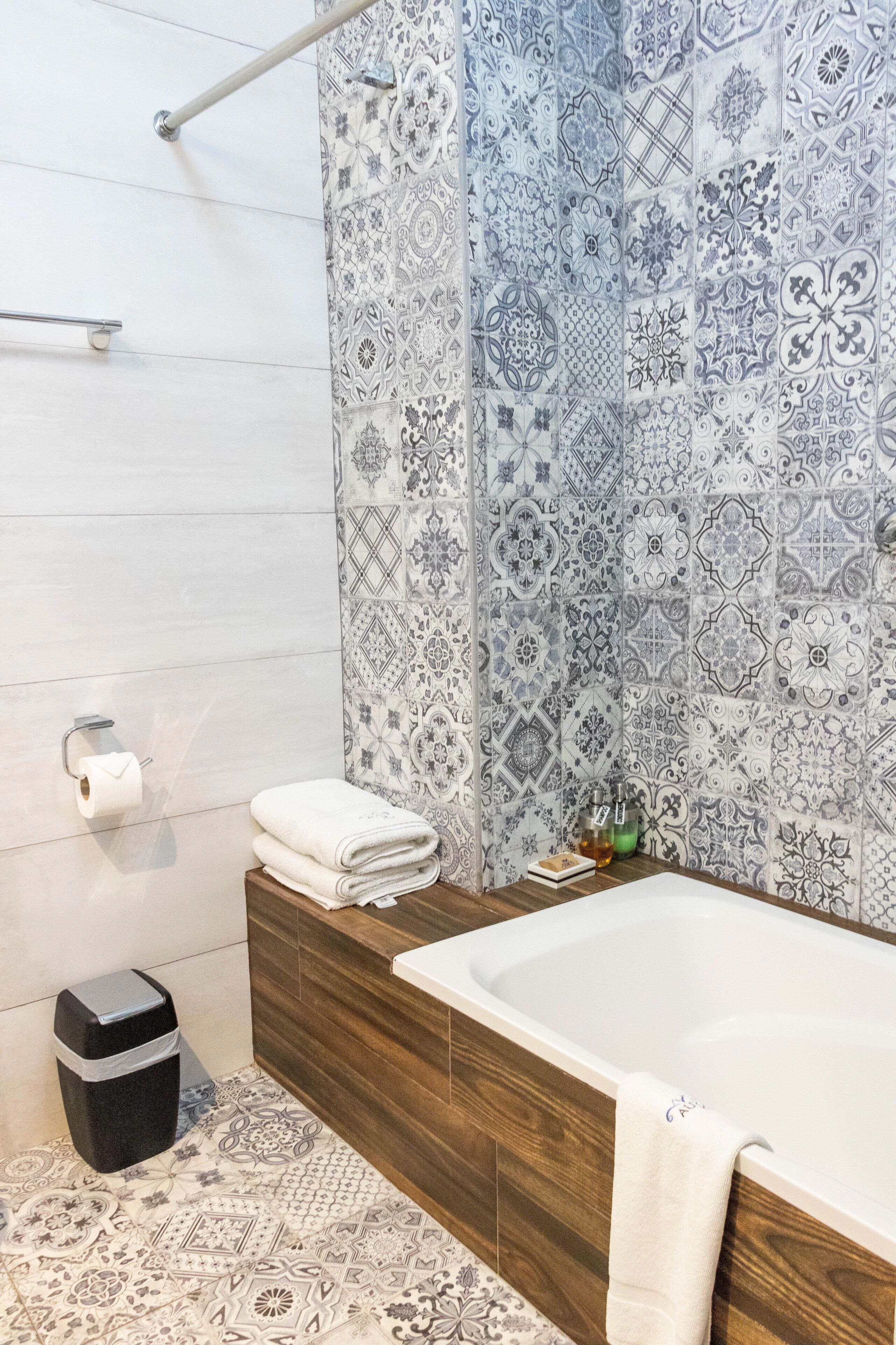 Bathtub, free toiletries, hair dryer, towels