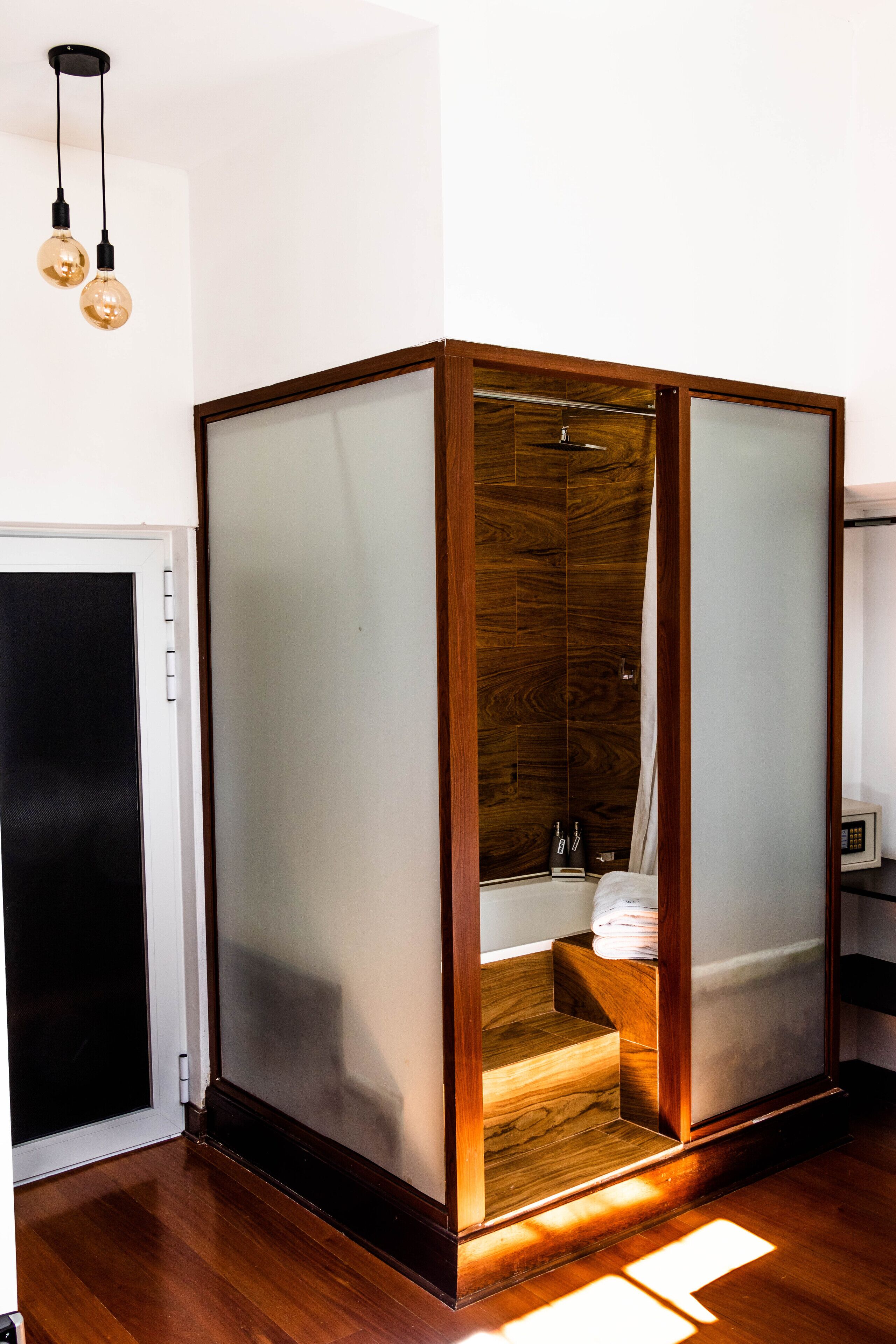 bathtub, free toiletries, hair dryer, towels