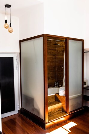 Bañera, artículos de tocador gratuitos, secador de pelo, toallas