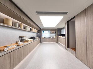Una cocina moderna con armarios de madera, una isla central y un ventanal grande.