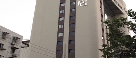 A tall building with a sign reading "全季酒店" (All Season Hotel).