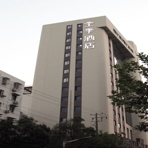 A tall building with a sign reading "全季酒店" (All Season Hotel). - Ji Hotel (Shanghai)