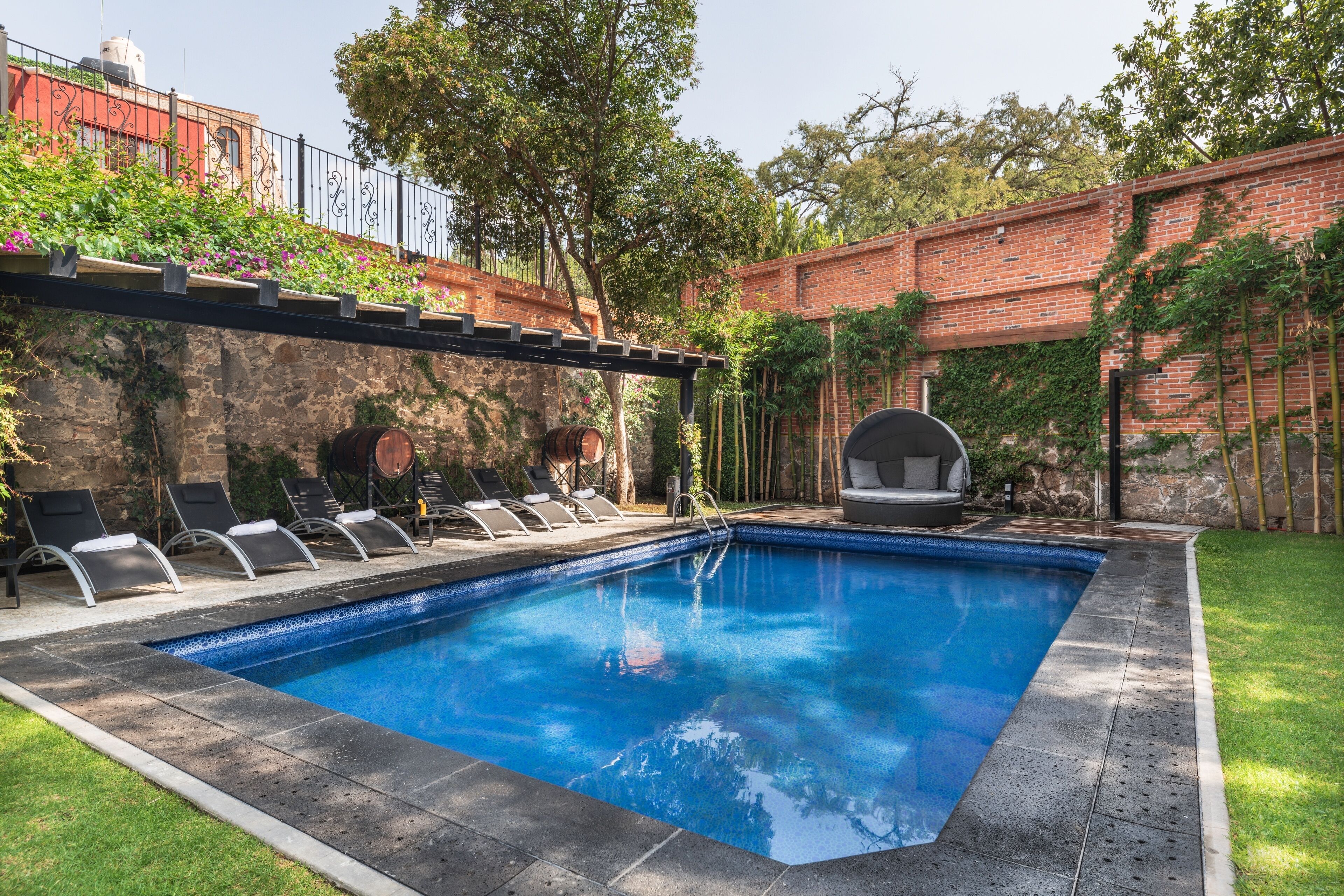 حمّام سباحة خارجي، مقاعد للتشمس