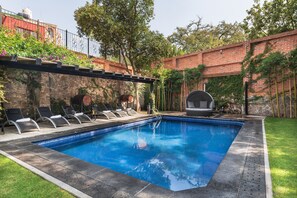 Piscine extérieure, chaises longues