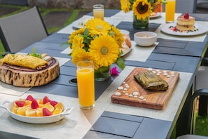Daily cooked-to-order breakfast for a fee
