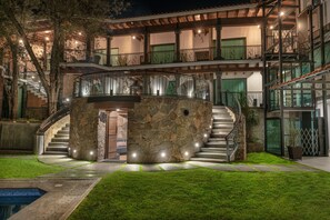 Boendets fasad - kväll/natt