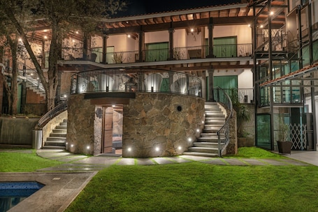 Fachada de la propiedad por la tarde o noche