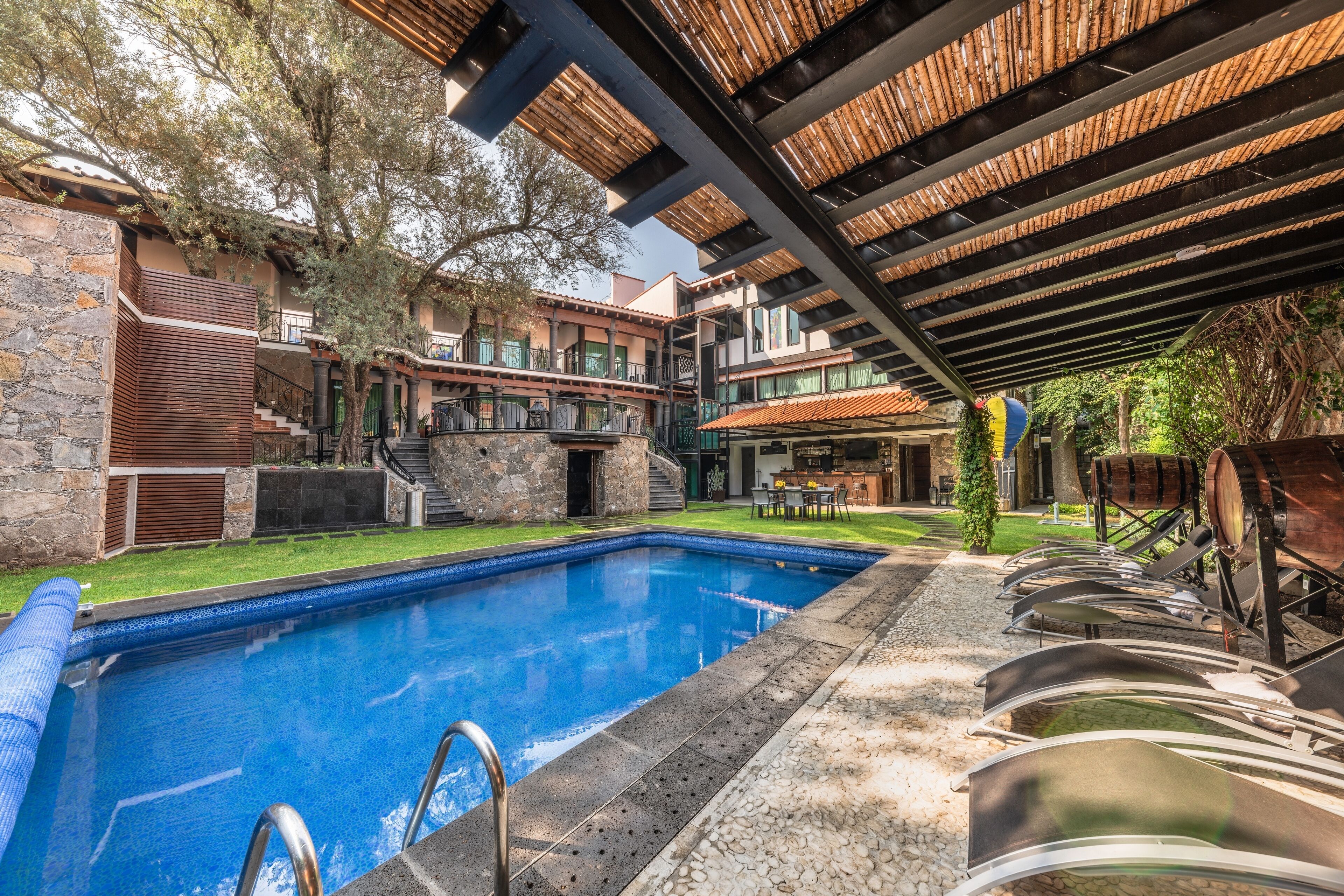 Una piscina al aire libre, tumbonas