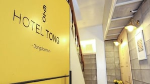 A yellow wall with the text "HOTEL TONG - Dongdaemun." - Hotel Tong Seoul Dongdaemun (Seoul)