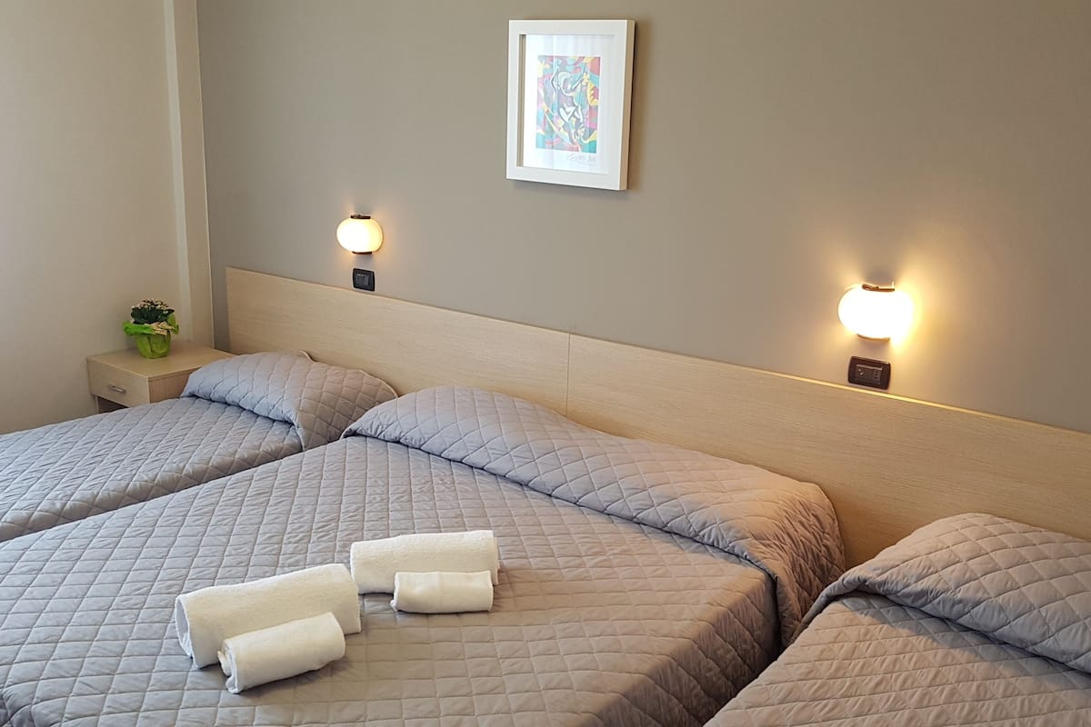 Habitación cuádruple, vista al mar | Caja de seguridad en la habitación, escritorio y cortinas blackout