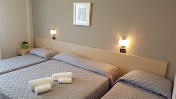 Vierbettzimmer, Meerblick | Zimmersafe, Schreibtisch, Verdunkelungsvorhänge, schallisolierte Zimmer