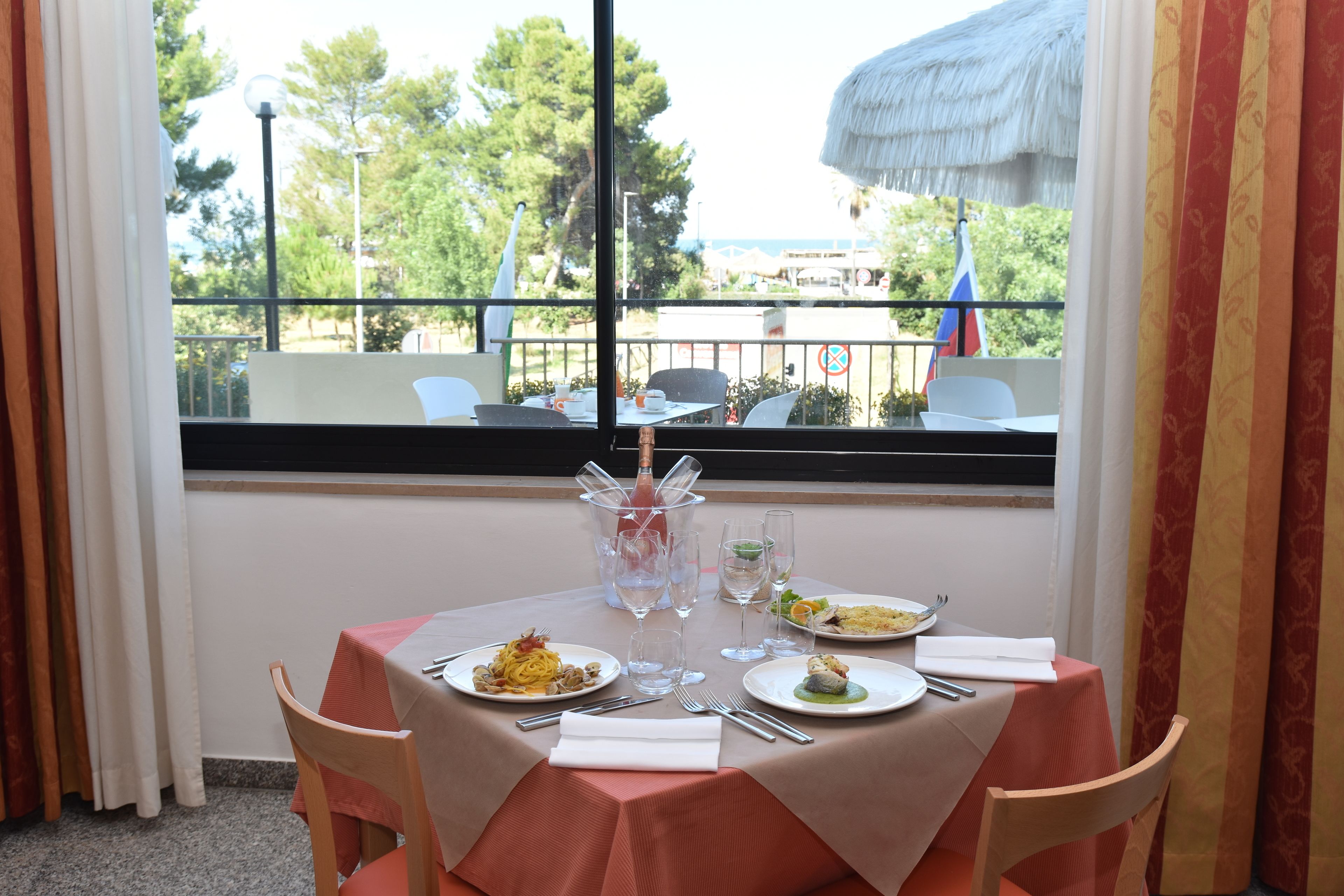 供应午餐和晚餐，地方菜