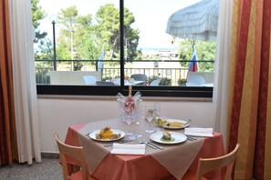 供应午餐和晚餐，地方菜