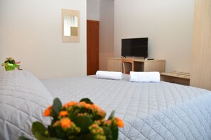 Habitación con 1 cama doble o 2 individuales, vistas al mar | Caja fuerte, escritorio, cortinas opacas y sistema de insonorización