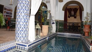 من حمّامات السباحة المغطاة