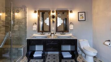 Habitación doble junior, 1 cama King size, para no fumadores | Baño | Amenidades de baño de diseñador, secadora de cabello, batas, toallas