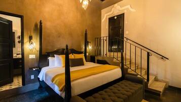 Habitación Confort, 1 cama King size, chimenea, vista al patio | Ropa de cama de alta calidad y caja de seguridad en la habitación