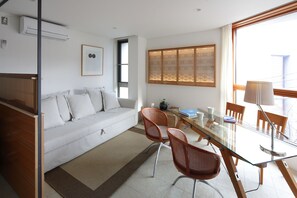 Quarto (C4) | Individualmente decorados, individualmente mobiliados, escrivaninha