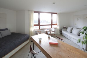 룸 (A4) | 각각 다른 스타일의 인테리어, 각각 다르게 가구 비치, 책상, 다리미/다리미판