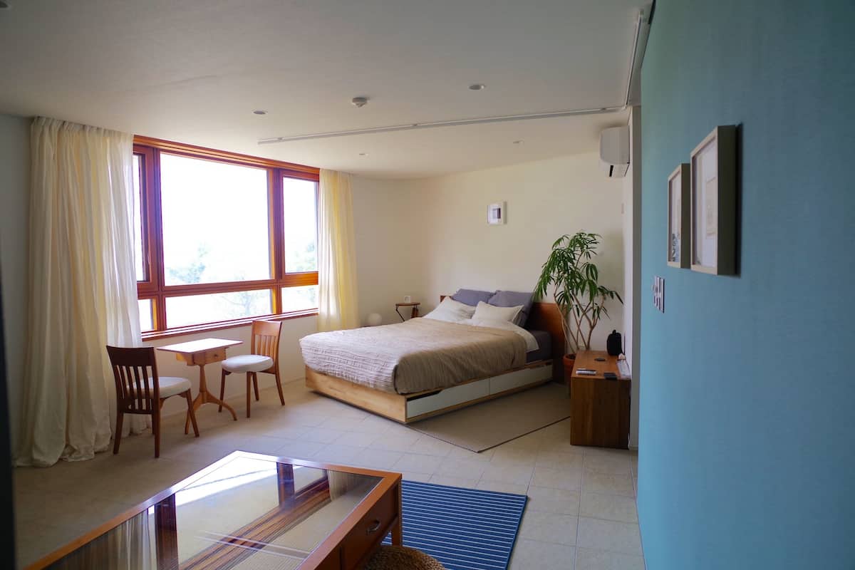 Room (A2) | Individually decorated, individually furnished, desk, iron/ironing board