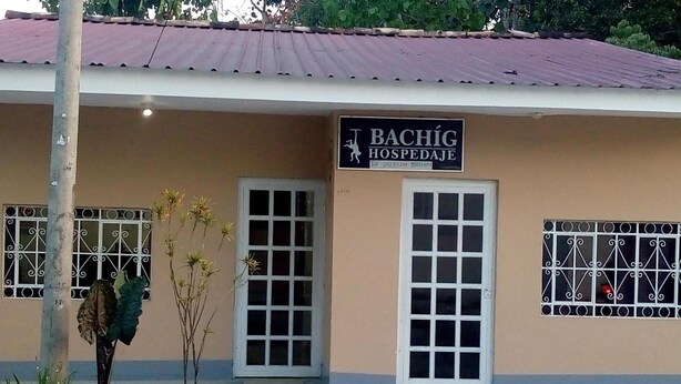 Un edificio con un letrero que dice "BACHIG HOSPEDAJE".