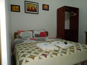 Bureau, rideaux d’obscurcissement, fer et planche à repasser