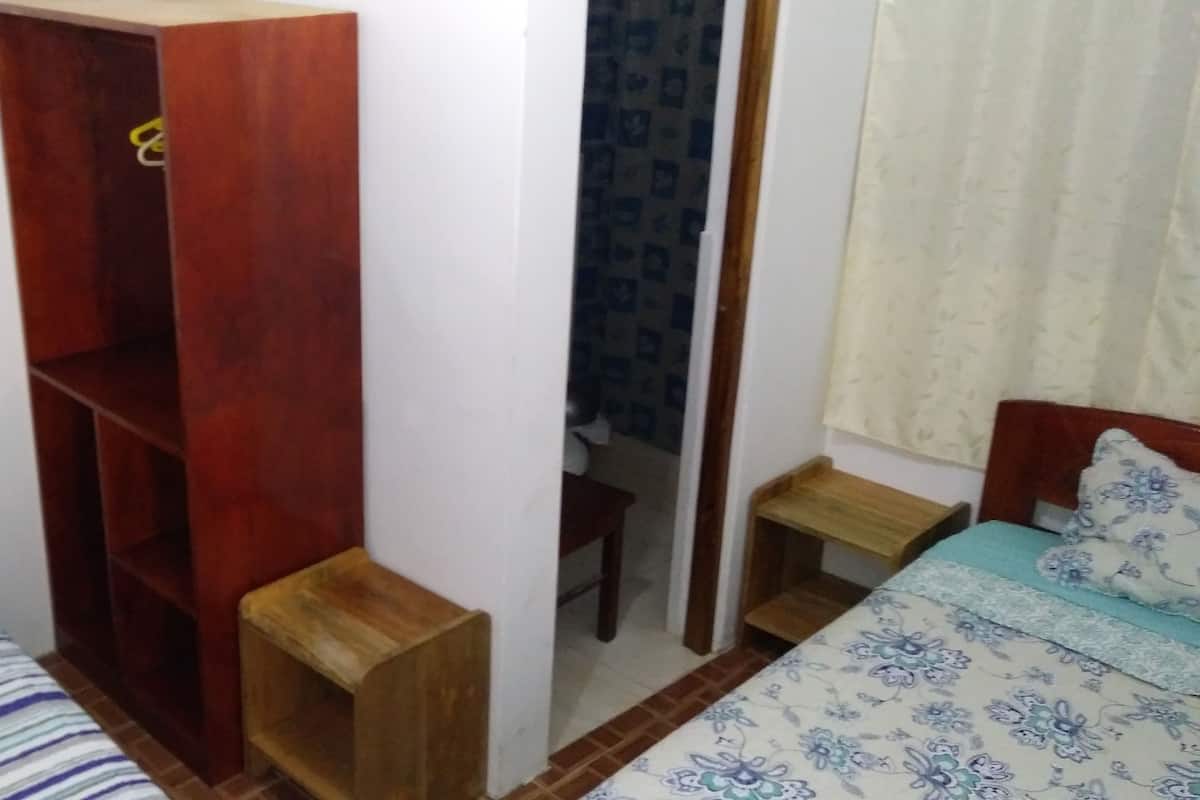 Klassieke Twin kamer | Een bureau, verduisterende gordijnen, een strijkplank/strijkijzer