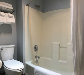 Ensemble douche/baignoire, articles de toilette gratuits, sĂšche-cheveux