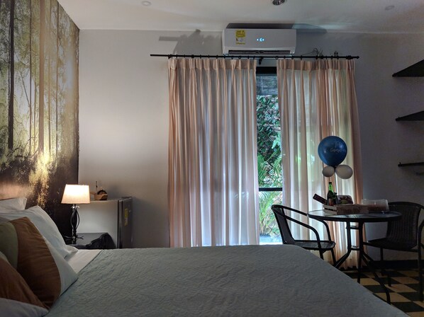 Junior Room, 1 King Bed, Garden View