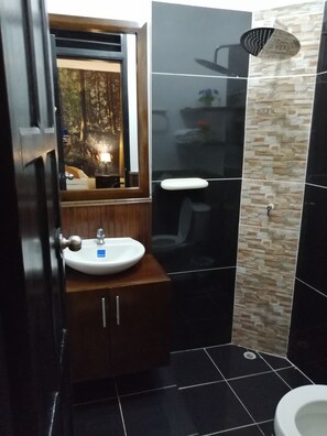 Junior Room, 1 King Bed, Garden View | Bathroom