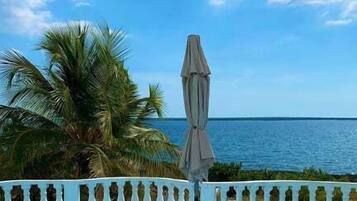 Minibar, wifi gratis y ropa de cama