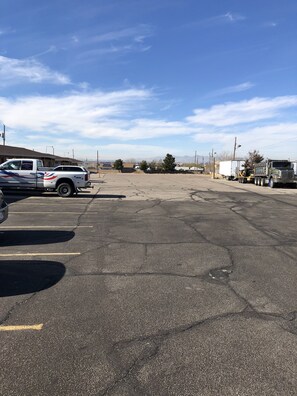 Free self parking - Deluxe Inn Motel (El Paso)