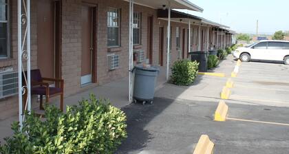 Deluxe Inn Motel