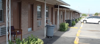 Deluxe Inn Motel