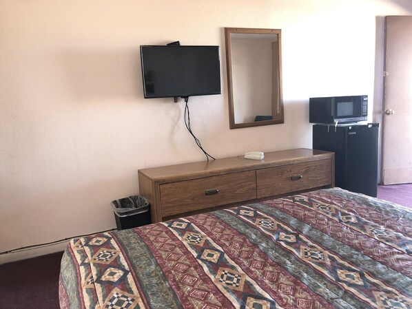 Single Room, 1 Queen Bed | Free WiFi - Deluxe Inn Motel (El Paso)