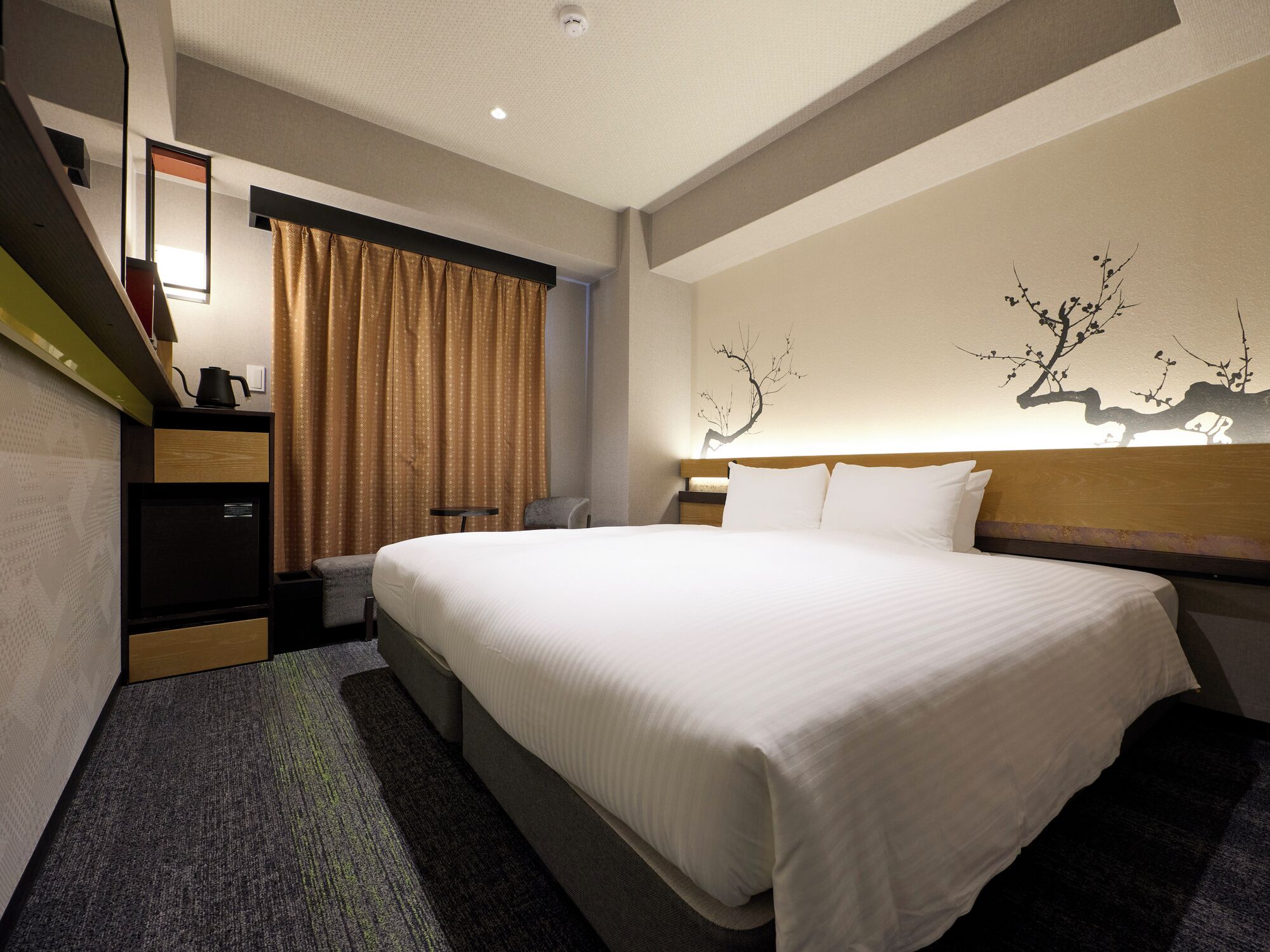 Down duvets, in-room safe, blackout curtains, soundproofing