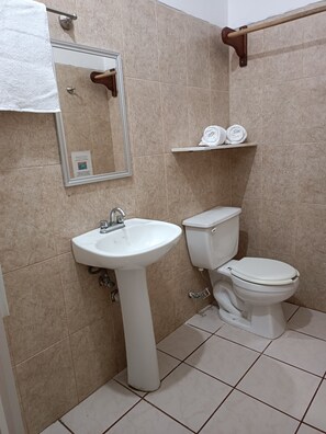 Rom – honeymoon, 1 queensize-seng, ikke-røyk, bassengutsikt | Bad | Dusj og håndklær