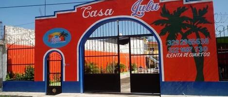 Façana frontal de l'allotjament