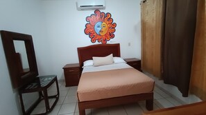 3 bedrooms, desk, free WiFi, bed sheets - Hotel Lulu (Tondoroque)